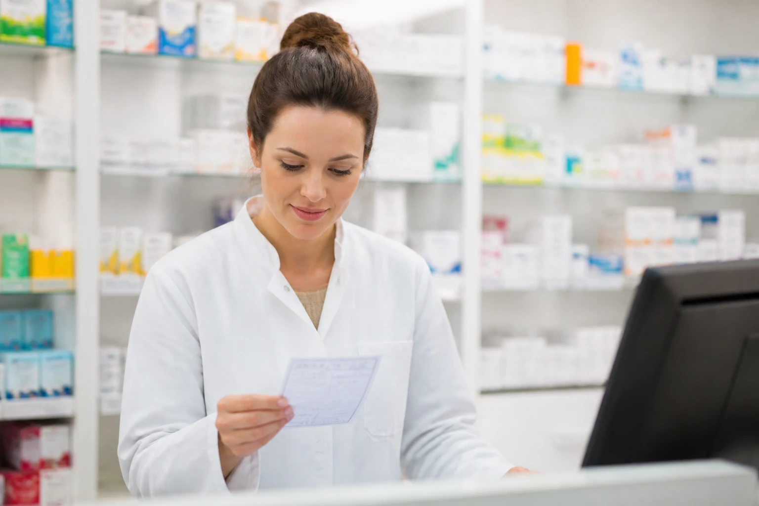 Devenir préparateur en pharmacie : diplôme, alternance et salaire