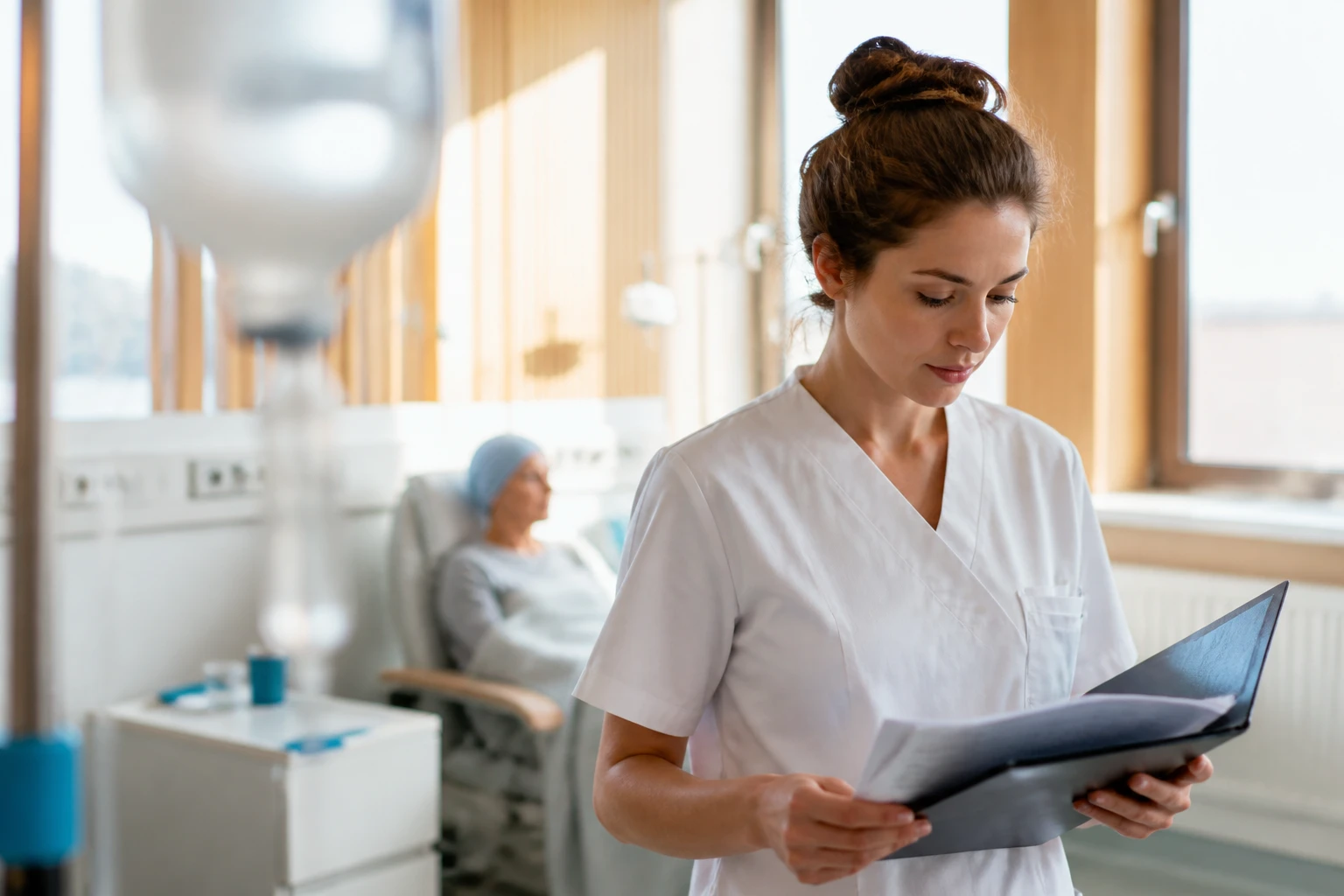 Salle de soins d'oncologie avec perfusion de chimiothérapie et personnel soignant